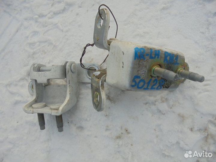 Петля двери задняя левая Honda Stream RN1 D17A