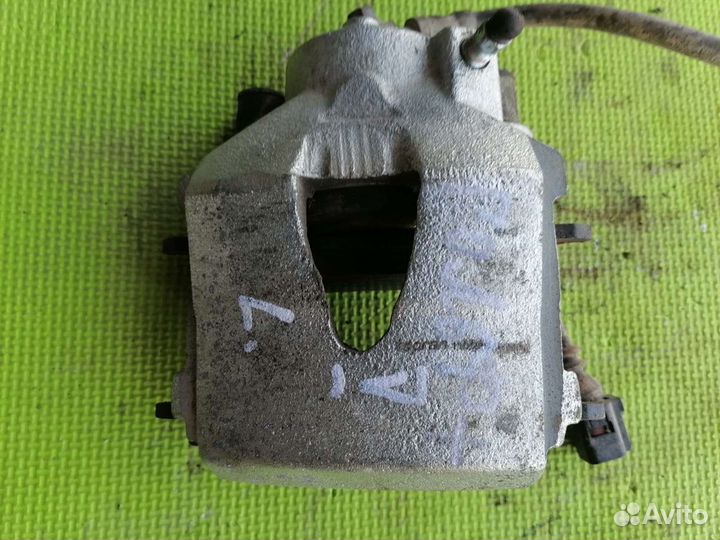 Суппорт передний левый Фольксваген Гольф 5 плюс