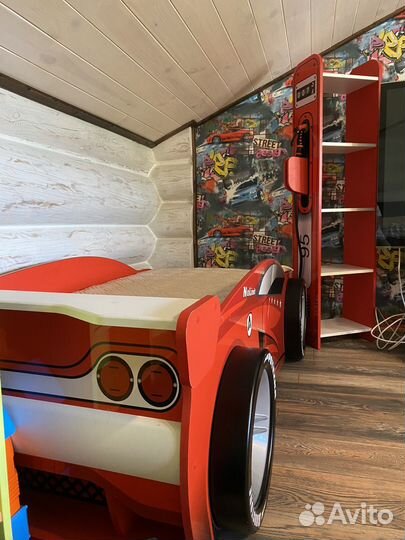 Детская кровать машина, стеллаж заправка, матрас