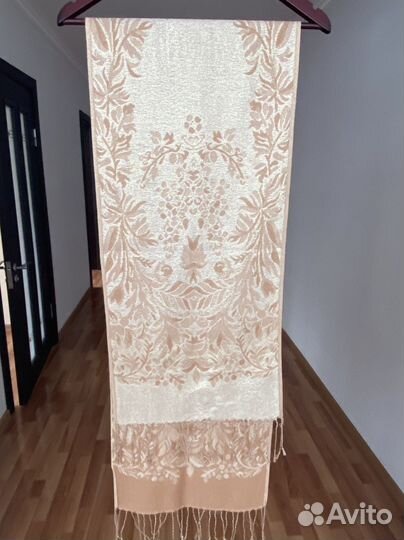 Шарф-палантин золотисто-бежевого цвета