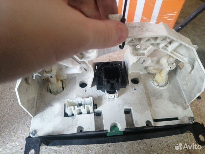 Блок управления отопителем Mazda 3 BK LF 2006