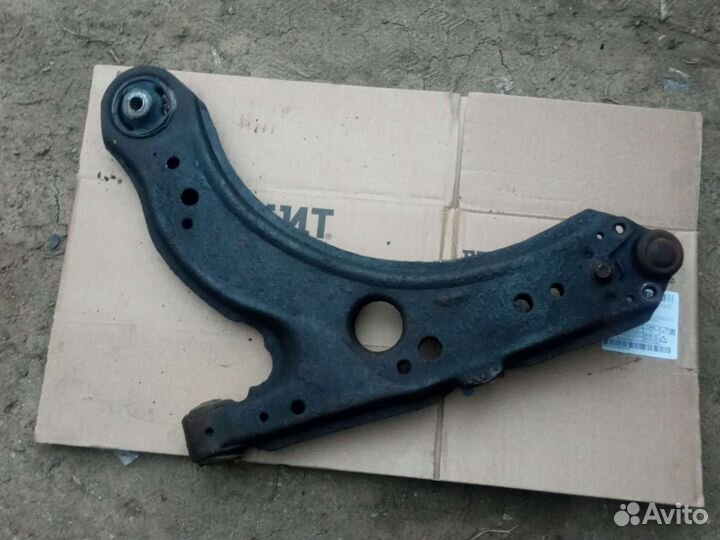 Рычаг передний правый нижний Volkswagen Golf 4