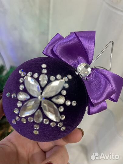 Ёлочные игрушки: шары и сердечки ручной работы