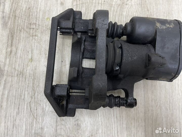 Правый вентилируемый суппорт Volvo xc70 деф