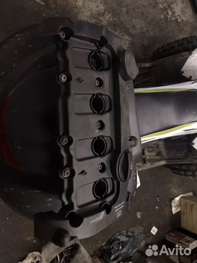 Клапанная крышка VAG 2.0 FSI 06F103469D