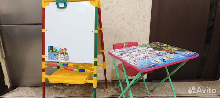Стол со стулом и Мольберт