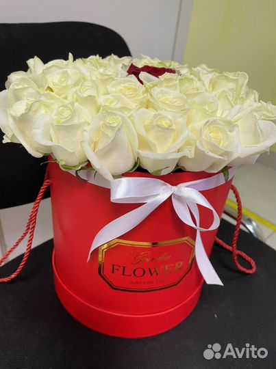 Розы в коробке бело-розовый микс