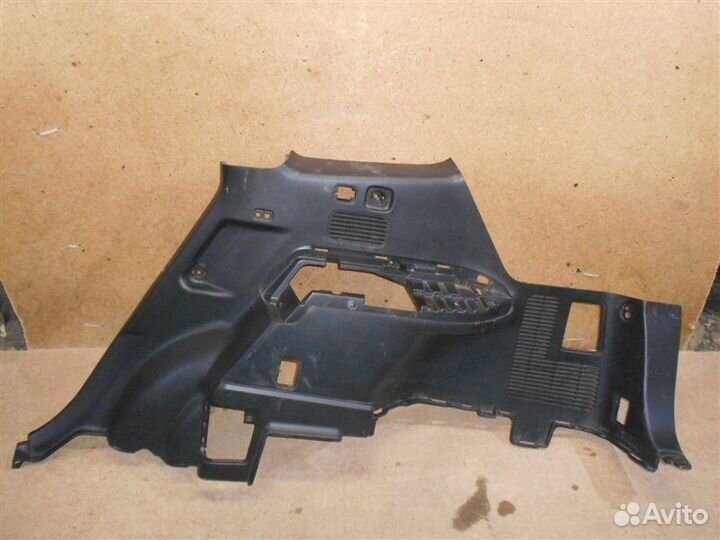 Обшивка багажника - боковая обивка правая Toyota