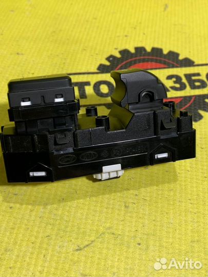 Кнопка стеклоподъемника задняя левая Kia Ceed 3 CD