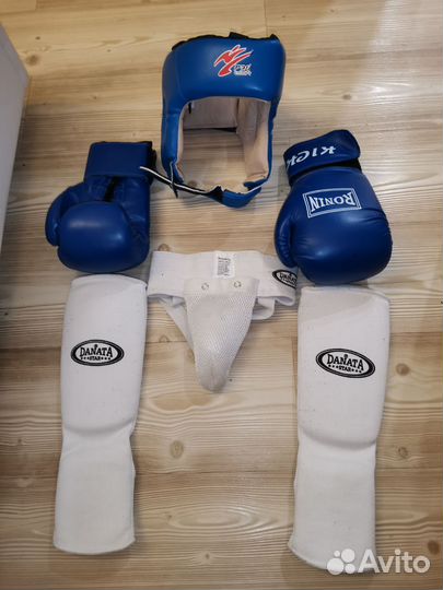 Боксерский шлем,боксерские перчатки,защита