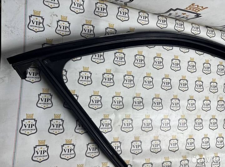 Уплотнитель стекла передний правый Mercedes-Benz