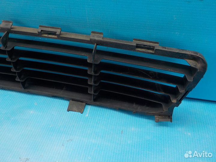 Решетка переднего бампера центральная toyota Auris