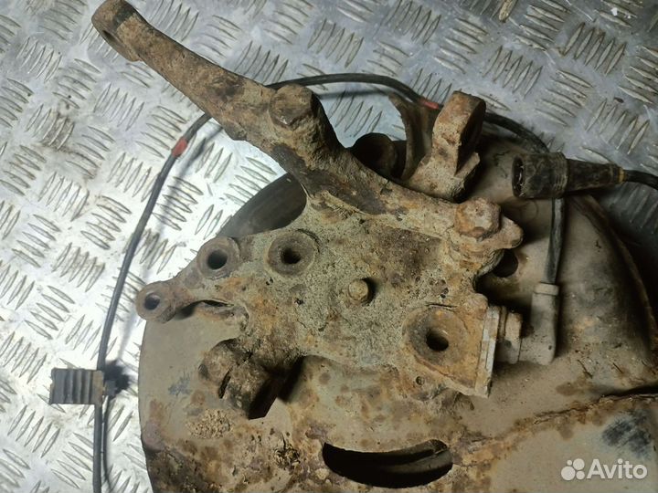 Передний левый кулак Mercedes W124