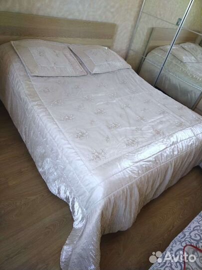 Покрывало светло бежовое с наволочками