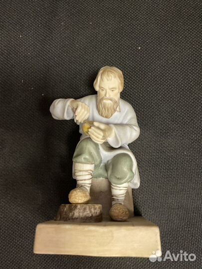 Фарфоровая фигура