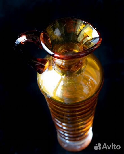 Изящный кувшин янтарное стекло