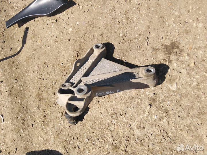 Подушка кпп Renault Logan K7J 2009