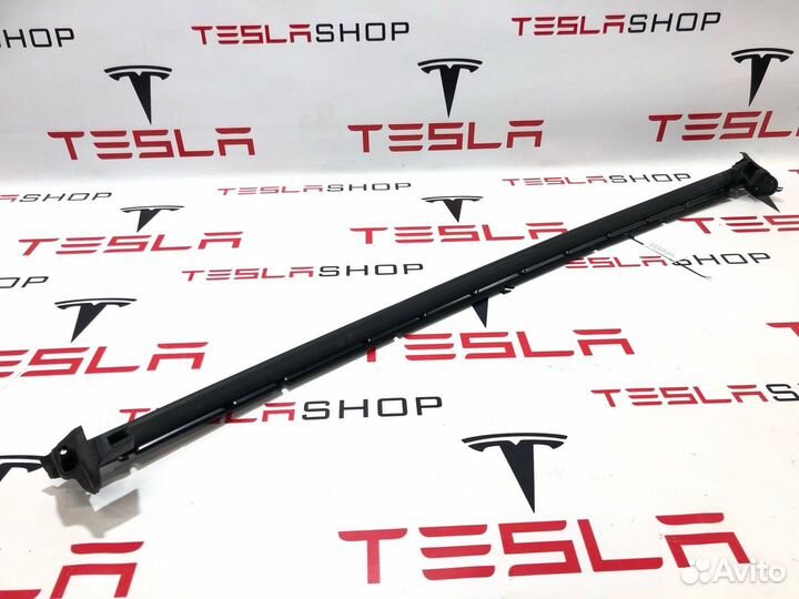 Уплотнитель стекла двери задний правый Tesla