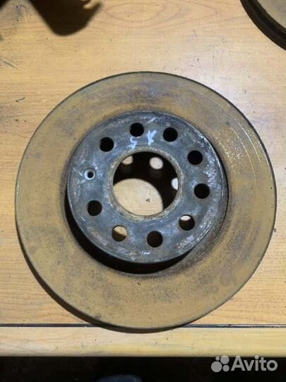 Тормозной диск передний правый Skoda Octavia A5