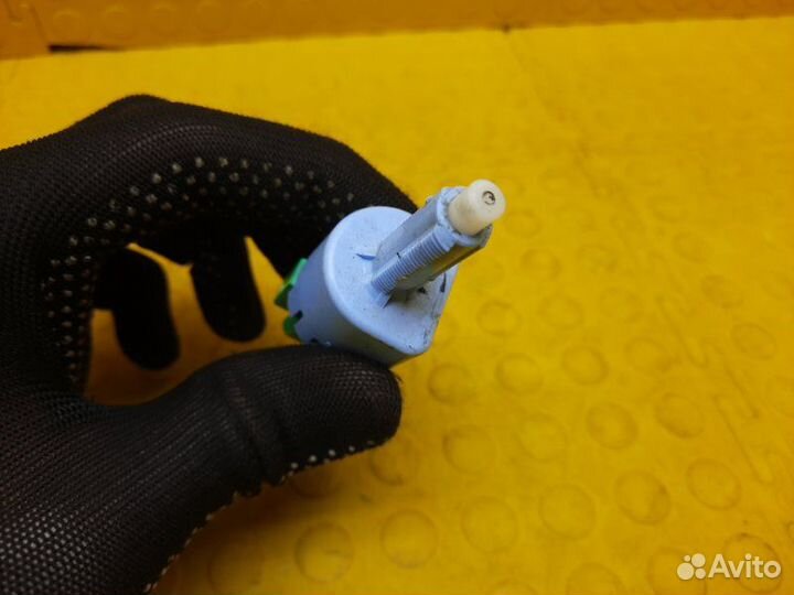 Выключатель сигнала тормоза Mitsubishi Outlander