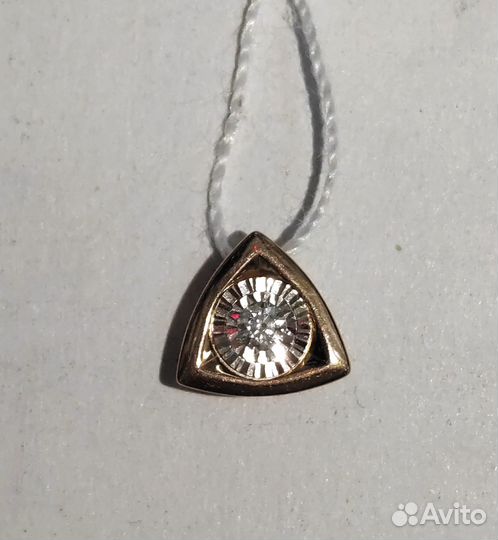 Золотая подвеска с камнем