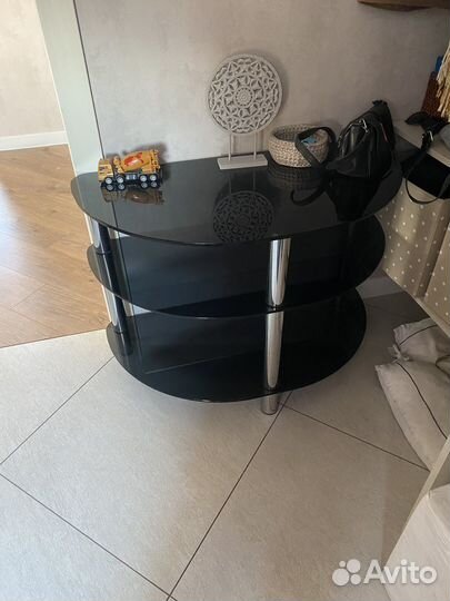 Стеклянный стол под тв