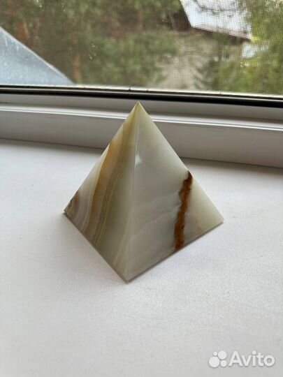 Пирамида из оникса