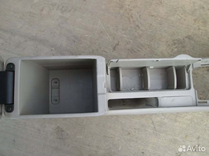 Бардачок между сиденьями Toyota Corolla Fielder