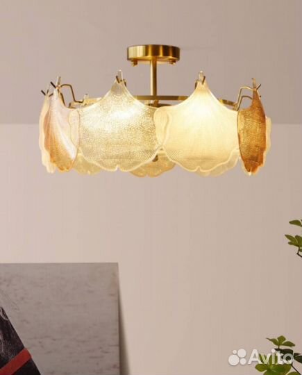 Потолочная люстра с белым и янтарным стеклом