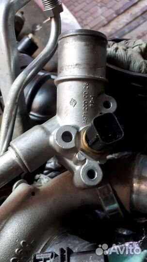 Фланец системы охлаждения двигателя с датчиком тем