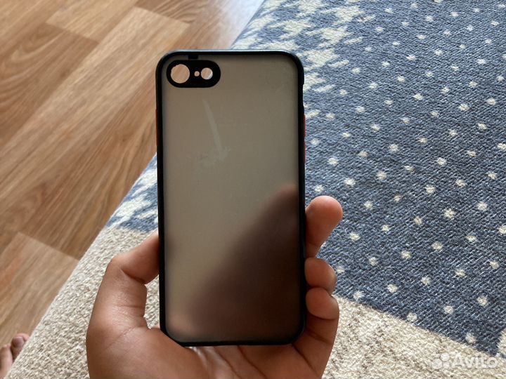 Продам два чехла на iPhone
