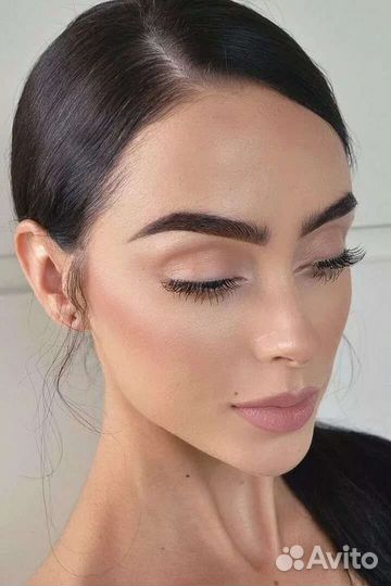 Модель на коррекцию и окрашивание бровей и маникюр