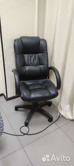 Офисное кожаное кресло бу