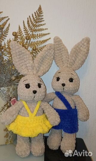 Вязаные игрушки ручной работы. Зайки и котики