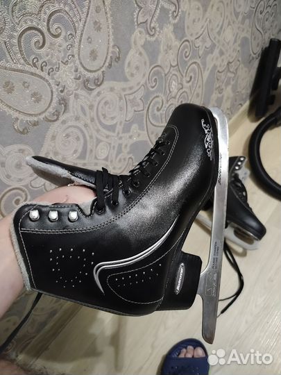 Коньки фигурные мужские 42 размер новые