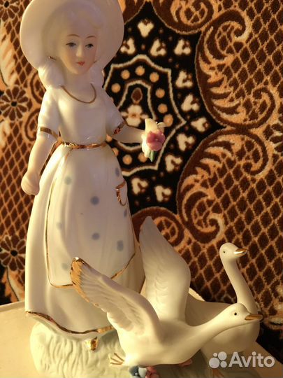 Фарфоровые статуэтки- Пастушка, новая без осколов