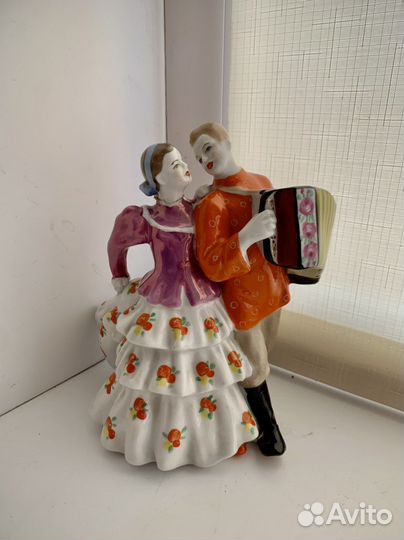 Фарфоровая статуэтка Гармонист с дамой