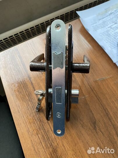 Замок дверной