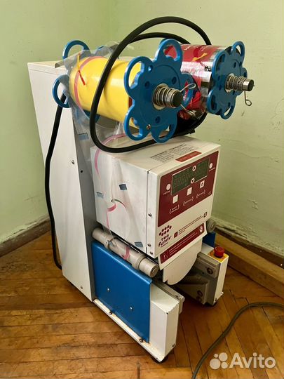 Упаковочная машина для запечатывания стаканов