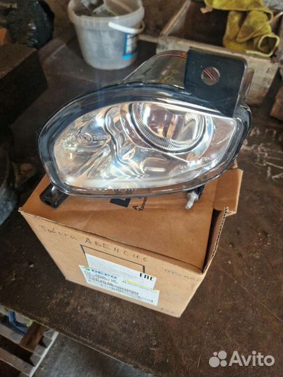 Противотуманная фара левая avensis