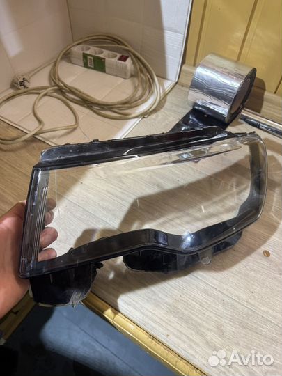 Стекло фары правой jeep wk2