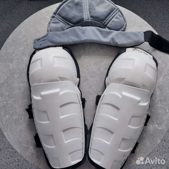 Щитки хоккейные и защита шеи