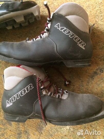 2 пары лыжных ботинок