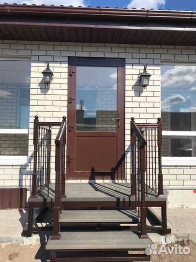 Крыльцо с перилами