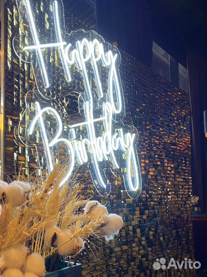 Фотозона из золотых пайеток на день рождения