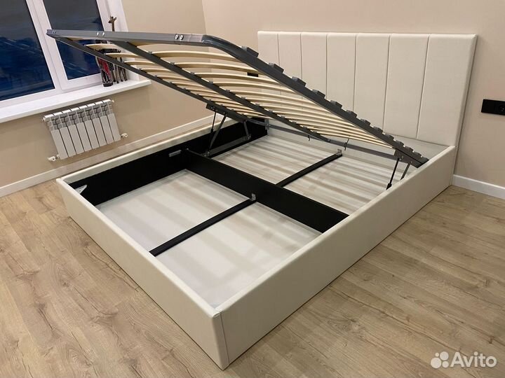 Кровать двухспальная с мягким изголовьем