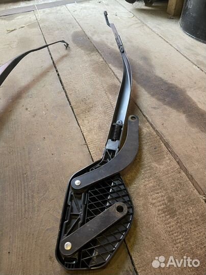 Поводок стеклоочистителя передний левый RX 350