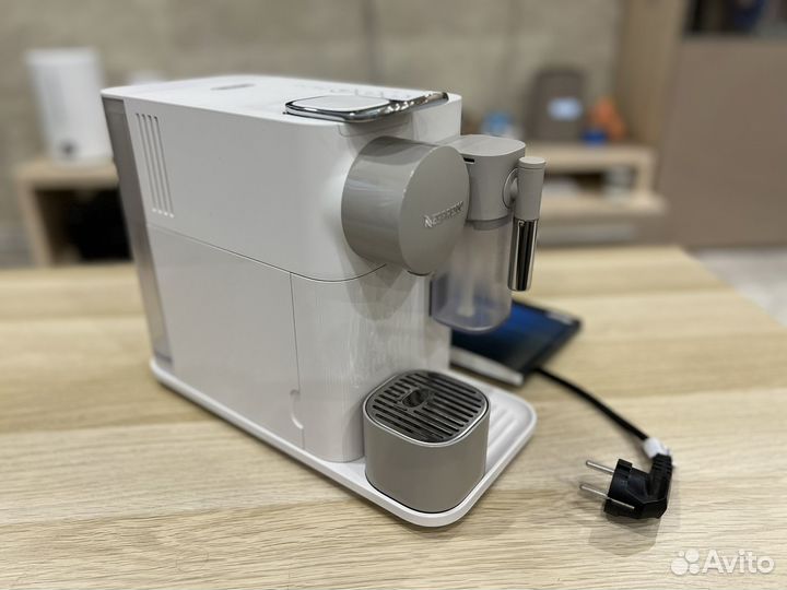 Кофемашина Nespresso Lattissima One