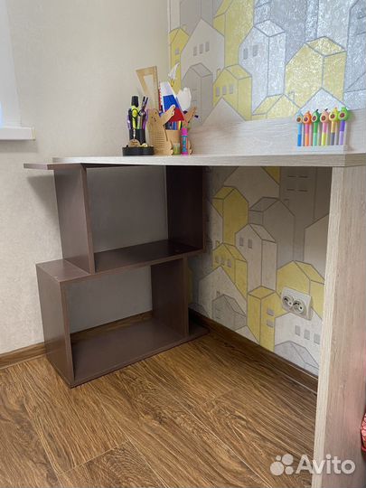 Детская кровать +пенал +стол школьный