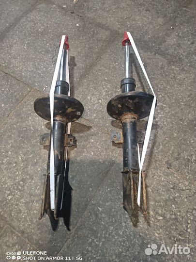 Стойки передние Рено Дастер 2 лита